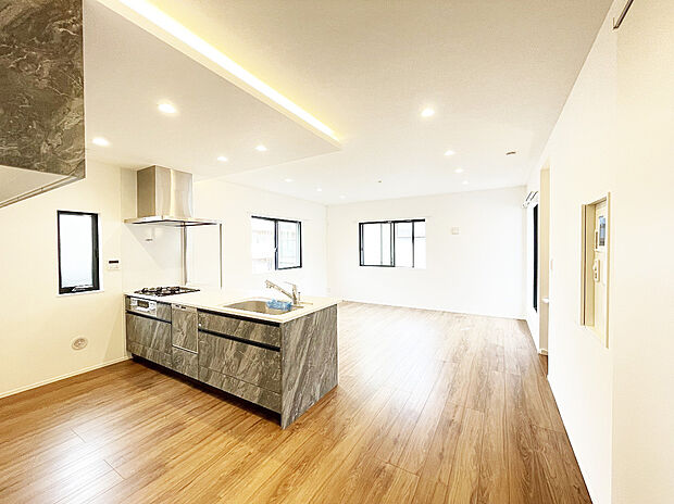 【3面採光の明るいリビング】家族だんらんのスペースとなるリビング。窓が多い設計なので色々な角度から光が取り込めます。明るいリビングで新しい生活を。