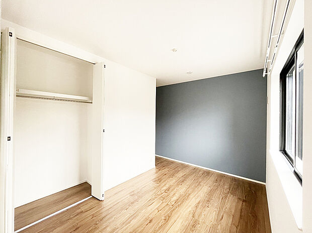 【全室収納付きですっきり快適】全居室には大型の収納クローゼットを完備。普段使いのお洋服や小物はもちろん、季節物のお洋服などもしっかりと整理整頓出来る。居室空間を隅々まで使えるのが嬉しい。