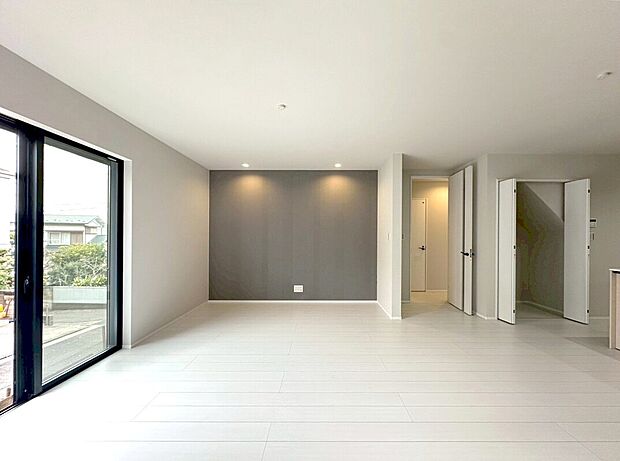 【大きな窓から光が降り注ぐ、19.5帖の広々リビング】LDKのメインとなる大きな掃き出し窓からは、暖かい陽射しが長い時間射し込みます。天気の良い日は是非窓を開けて風通しの良さもご体感下さい。明るいLDKがご家族団欒の時を作ります。