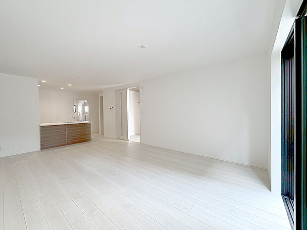 【南東向きのゆったりLDK】家族と過ごす時間を大切にしたい方にぴったりのゆとりある住空間です。窓からの日差しがリビングの隅々までしっかりと届きます。