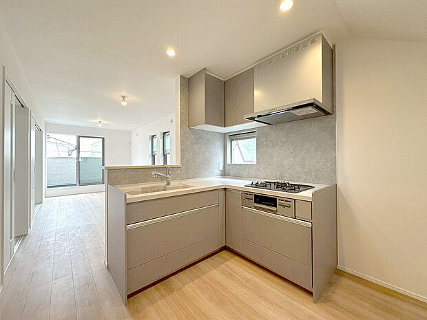 【会話が弾むカウンターキッチン】使い勝手の良いL型キッチン。料理の作業スペースが広くとれるだけでなく、収納スペースもしっかり確保。シンクとコンロの距離も近いので作業効率が上がります。