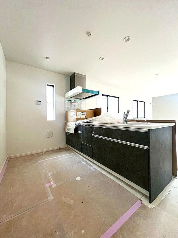 【フルオープンの対面キッチン】リビングに降り注ぐ明るい陽射しがそのままキッチンにも柔らかく降り注ぐ明るい印象のキッチン廻り。リビングとキッチンの間に壁を設けてないフルオープンタイプですので、空間に一体感を感じられます。