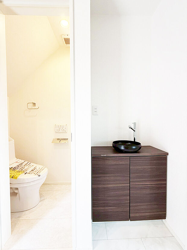 【セカンド洗面台】お部屋やリビングにウイルスや花粉を持ち込まないよう玄関にセカンド洗面台を設置しました。帰宅後直ぐの手洗い・うがいの習慣が付きそうですね。