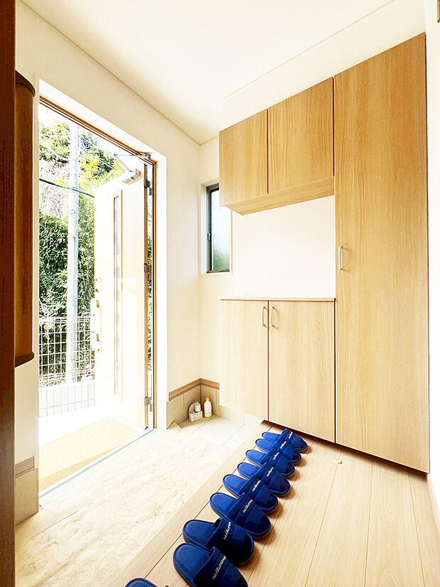 【散らかりがちな玄関をスッキリと保てる玄関収納】コの字型でカウンター部分があるので、写真や絵を飾ったり、小物を置いたり、自分好みのインテリアを楽しめそうですね。