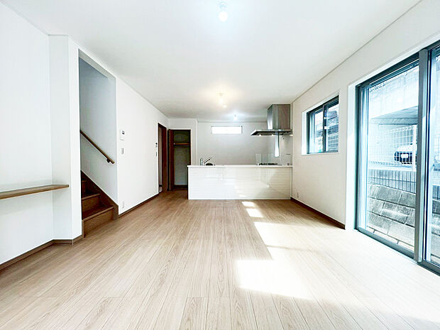 【太陽の光を感じられるLDK】3面採光のLDKは明るく開放感溢れます。大きな窓からは、太陽の光はもちろん、爽やかな風が吹き抜けます。自然の恵みが、快適で心地の良い空間を演出してくれます。