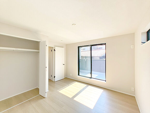 【全室収納付きですっきり快適】全居室には大型の収納クローゼットを完備。普段使いのお洋服や小物はもちろん、季節物のお洋服などもしっかりと整理整頓出来る。居室空間を隅々まで使えるのが嬉しい。
