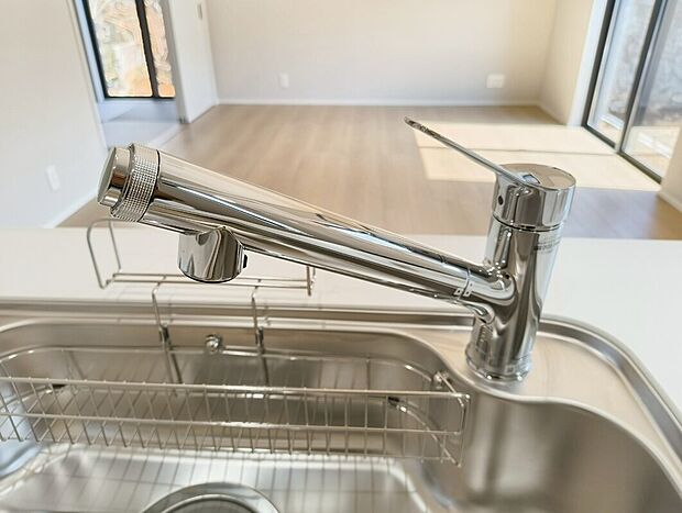 【浄水器】キッチンには浄水器を標準装備。最近は水を飲むという場面以外にも料理で使用したり、野菜を洗う場合もキレイな水で洗いたいという人が増えてきています。