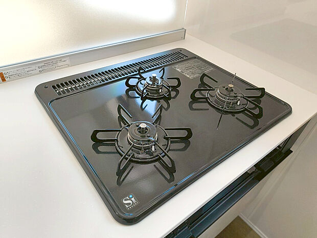 【3口ガスコンロ】慣れている方も多く、火力が目に見えるため、使いやすいという方も多い、3口のガスコンロ仕様です。新生活に伴い、鍋を買い換える必要がない世帯も多く、使い慣れた道具をそのまま使えます。