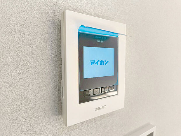 【モニター付きインターホン】モニター付インターホンが標準仕様です。戸建暮らしだと、集合住宅に比べ、より不安になりがちな防犯面、目で確認できるからあんしんです。