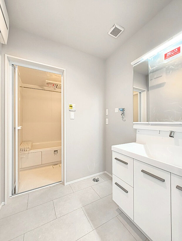 【洗面室・洗面台】鏡の裏に収納棚を確保した三面鏡を採用。化粧品や歯ブラシなどを機能的に収納。また、三面鏡の本当の利点は三枚の鏡を合わせることで、頭の側面や背面が見れること。
