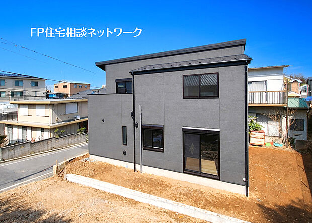 【56坪超の敷地を誇る邸宅】56坪を超えるゆとりある敷地を誇る邸宅。広々とした敷地ならではの開放感があり、プライバシー性の高い落ち着いた住環境を実現します。