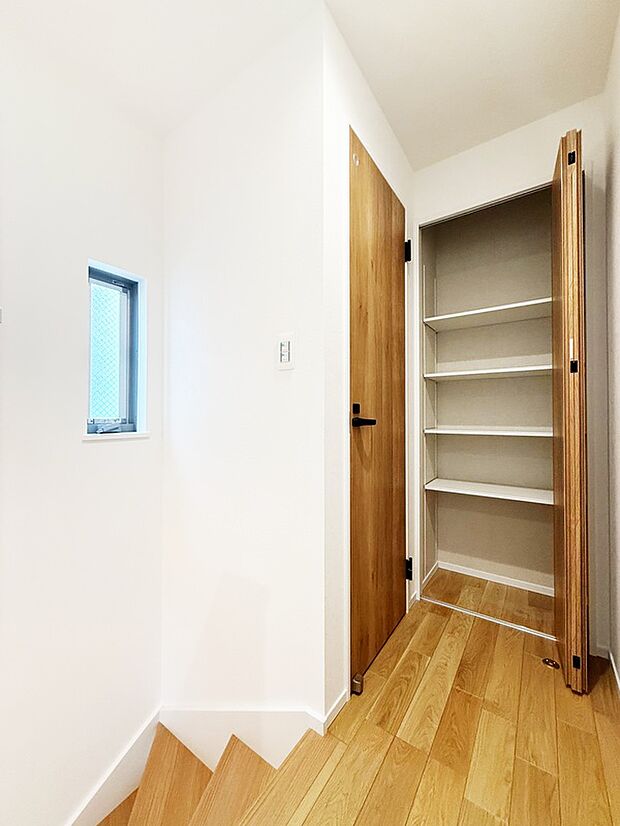 【2階廊下に設置した可動棚付き収納】収納スペースはいくらあっても嬉しいもの。家族で共有するモノやお掃除用具、防災グッズなどの収納にも便利です。