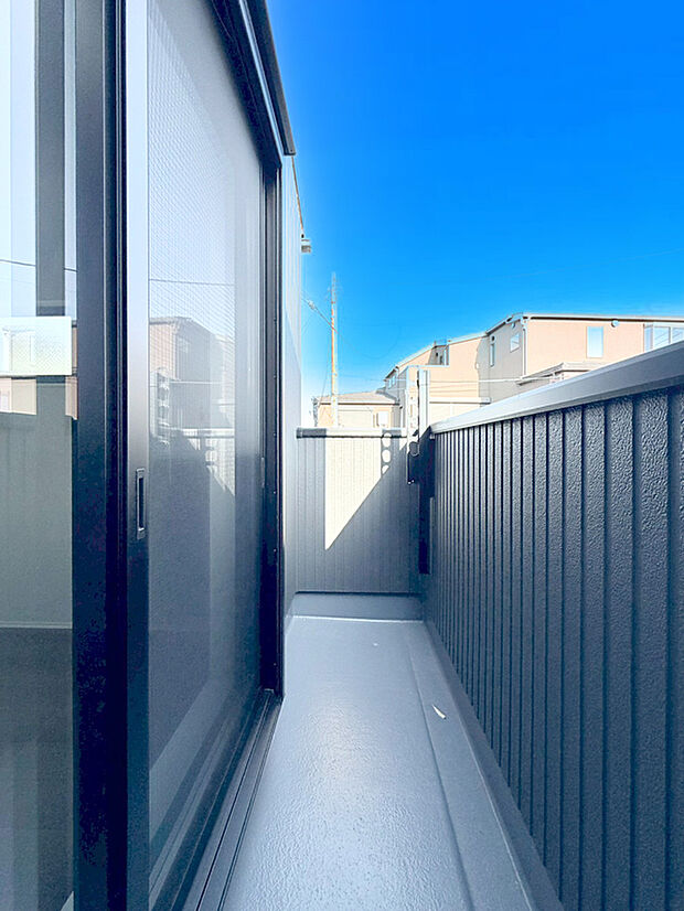 【ペアガラス】遮音性に効果のある複層ガラスを採用!騒音は空気を伝わる音で、ほとんどが窓から漏れているのです。1枚3mm程度のガラスが2枚になり、さらに空気層を挟めば効果あり!