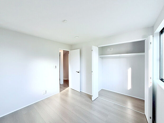 【全室収納付きですっきり快適】全居室には大型の収納クローゼットを完備。普段使いのお洋服や小物はもちろん、季節物のお洋服などもしっかりと整理整頓出来る。居室空間を隅々まで使えるのが嬉しい。