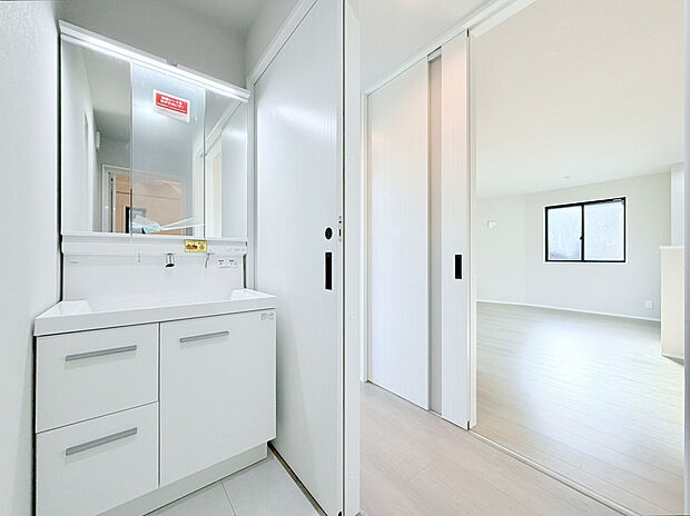 【洗面室・洗面台】鏡の裏に収納棚を確保した三面鏡を採用。化粧品や歯ブラシなどを機能的に収納。また、三面鏡の本当の利点は三枚の鏡を合わせることで、頭の側面や背面が見れること。