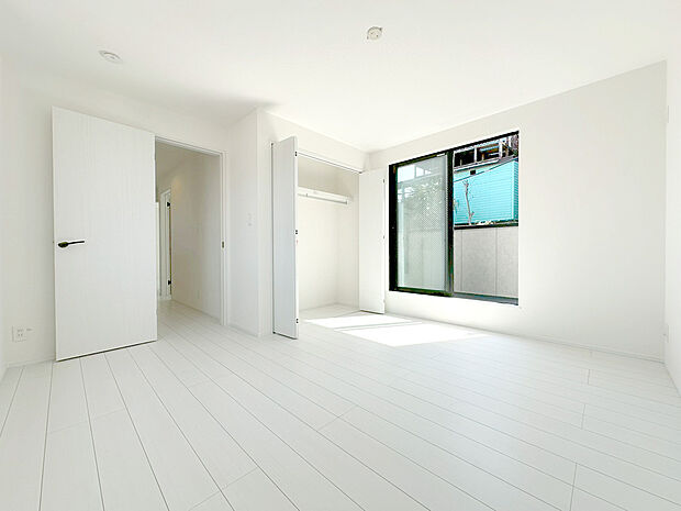 【全室収納付きですっきり快適】全居室には大型の収納クローゼットを完備。普段使いのお洋服や小物はもちろん、季節物のお洋服などもしっかりと整理整頓出来る。居室空間を隅々まで使えるのが嬉しい。