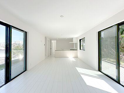 3面採光の明るいリビング