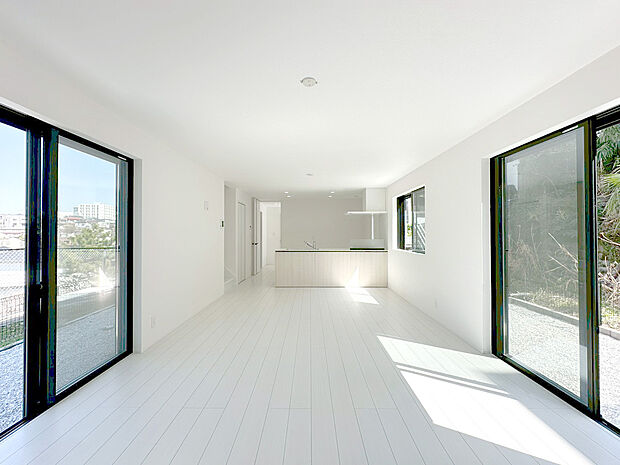 【3面採光の明るいリビング】南東向きの3面採光がもたらす豊かな光に満ちたリビング。朝の爽やかな陽光から日中の明るさまで、心地よい時間が流れる住まいです。