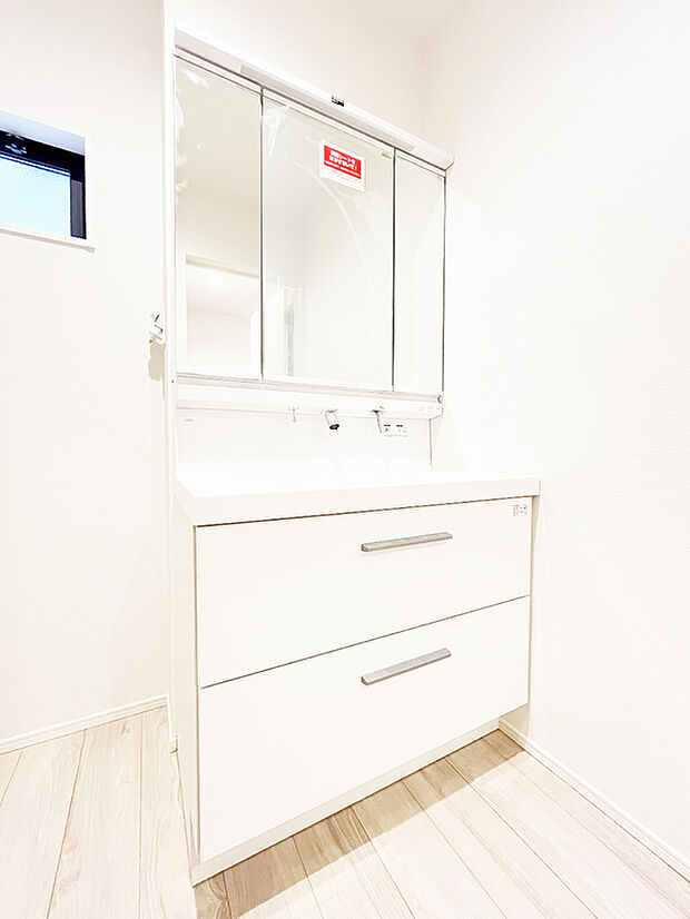 【三面鏡仕様の洗面化粧台】ゆとりの洗面スペースで朝の身支度も快適スムーズに。三面鏡で髪のセットやお化粧もストレスなくこなせ、朝から気分良く通勤通学に向かえそうですね！鏡の裏にはたっぷりと収納スペースを標準装備！