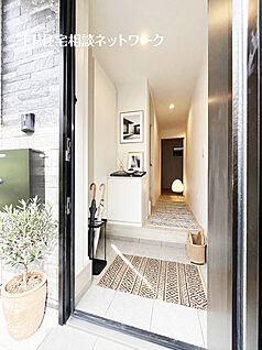 白を基調とした明るい玄関