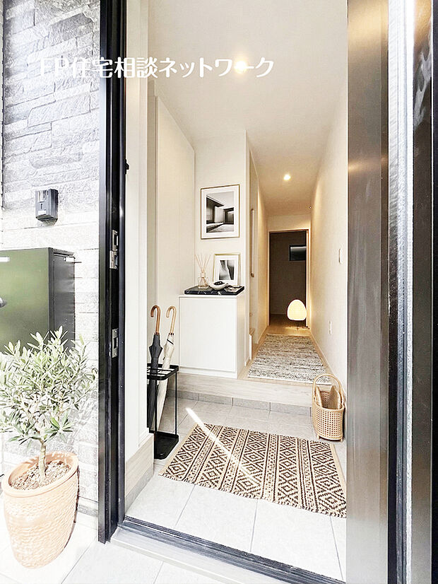 【白を基調とした明るい玄関】玄関は家の中に入る時一番最初に目に付く場所だからこだわりたいですよね！明るい雰囲気の色目でお部屋の雰囲気をそのまま表しているようです。（画像の小物等はAIイメージで価格には含まれません。）
