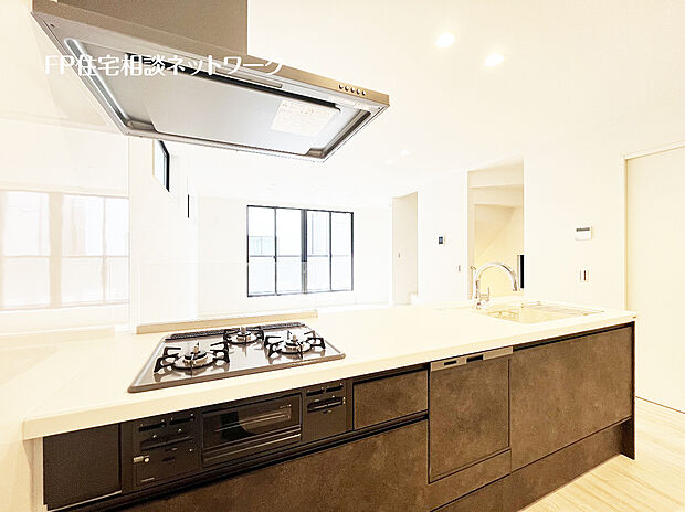 【ご家族のコミュニケーションを育むオープンキッチン】リビングに降り注ぐ明るい陽射しがそのままキッチンにも柔らかく降り注ぐ明るい印象のキッチン廻り。リビングとキッチンの間に壁を設けてないフルオープンタイプですので、空間に一体感を感じられます。