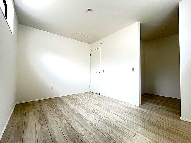 【たっぷり収納、ウォークインクローゼット付き】居室空間をすっきり保てる、ウォークインクローゼット付です。十分な広さがあり使い慣れた収納家具をこの空間に設置することもできます。鞄や帽子から小物、嵩張るスーツケースなど幅広く収納できます。