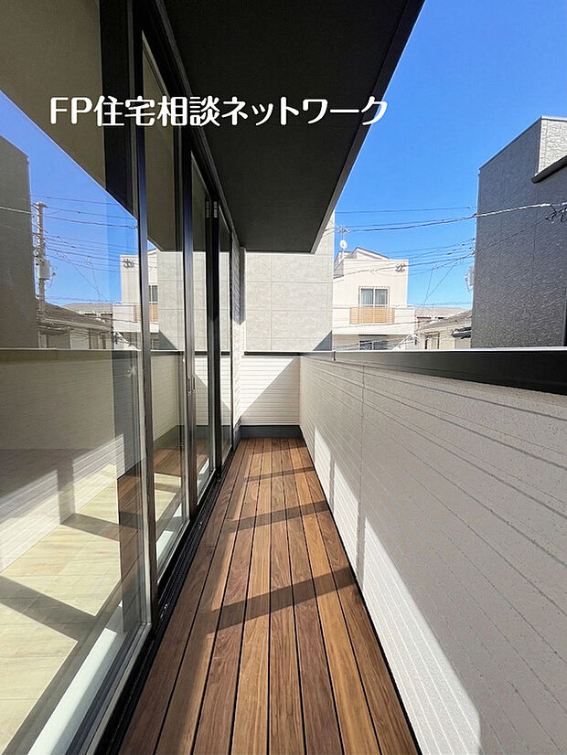 【リビングに繋がるバルコニー】リビングからそのままバルコニーに出られて、おひさまの光と爽やかな風をたっぷりと取り込めます。毎日の生活も自然と明るくなりそうですね。（画像のウッドパネルはAIイメージで価格には含まれません。）