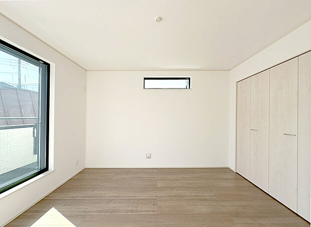 【全室収納付きですっきり快適】全居室には大型の収納クローゼットを完備。普段使いのお洋服や小物はもちろん、季節物のお洋服などもしっかりと整理整頓出来る。居室空間を隅々まで使えるのが嬉しい。～2号棟