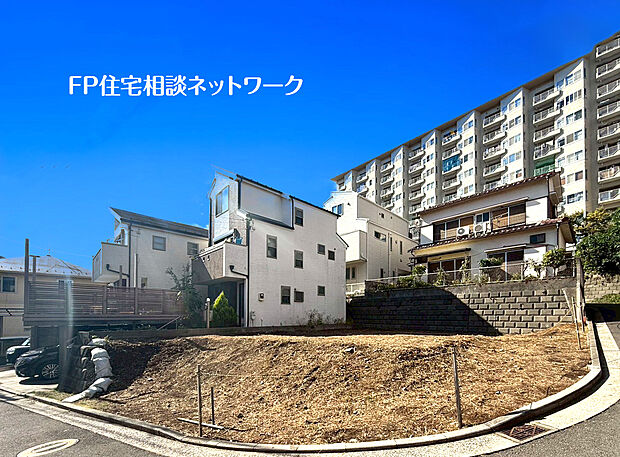 【開放感溢れる角地】二方向に道路が面した角地ならではの開放感と採光の良さが魅力の区画です。隣家との距離も確保しやすく、風通しの良い、ゆとりある住環境を実現します。