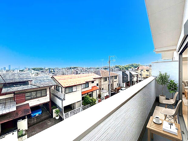 【みなとみらいを一望する、贅沢な住まい】みなとみらいを一望する贅沢なロケーションに加え、ランドマークタワーや夏の花火まで楽しめる特別な住まい。  窓の向こうに広がる横浜の街並みと季節の彩りが、日常に上質な時間をもたらします。
