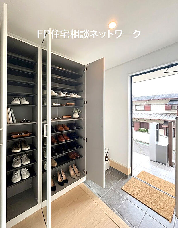 【すっきり片付く玄関】～2号棟～本画像はAIがCGで小物を作成しており、実際の現地に小物は設置されておりません。また、販売価格に小物等は含まれておりません。