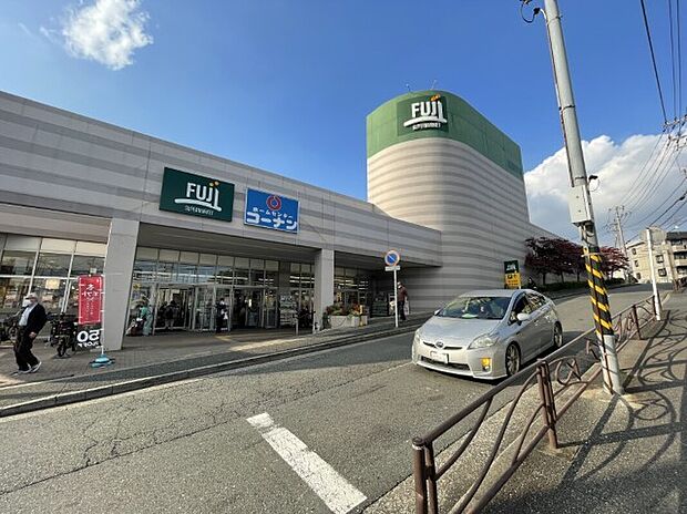 FUJIスーパー上野川店/コーナン宮前上野川店(約650m)