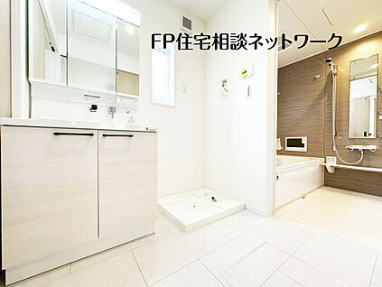 三面鏡仕様の洗面化粧台を備えた洗面室