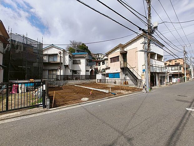 【子育てに最適な住環境】小学校・中学校・保育園・公園が徒歩10分圏内にそろい、子育て環境の整った暮らしやすい立地です。日々の通学や送り迎えがしやすく、身近に公園があることで家族で過ごす時間にもゆとりが生まれます。
