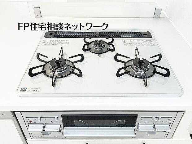 【3口ガスコンロ】慣れている方も多く、火力が目に見えるため、使いやすいという方も多い、3口のガスコンロ仕様です。新生活に伴い、鍋を買い換える必要がない世帯も多く、使い慣れた道具をそのまま使えます。