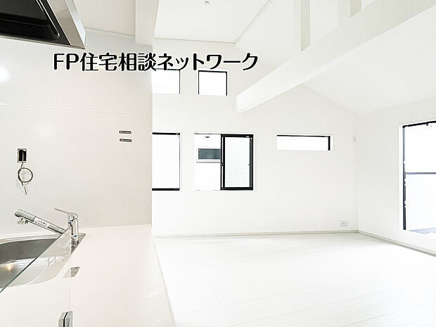 【24時間換気システム】空気が家の中にこもってしまうとシックハウス症候群になってしまう危険性があります。この対策として、家の中の空気が循環するように計画的な換気を行ってくれます。