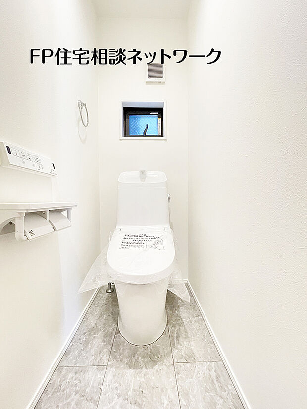 【温水洗浄暖房便座機能付きトイレ】洗浄機能付き便座を標準装備。便座保温機能もあるので寒い季節も安心です。従来型に比べ節水効果があり、お手入れもしやすいので、家計も家事の負担も軽減してくれます。