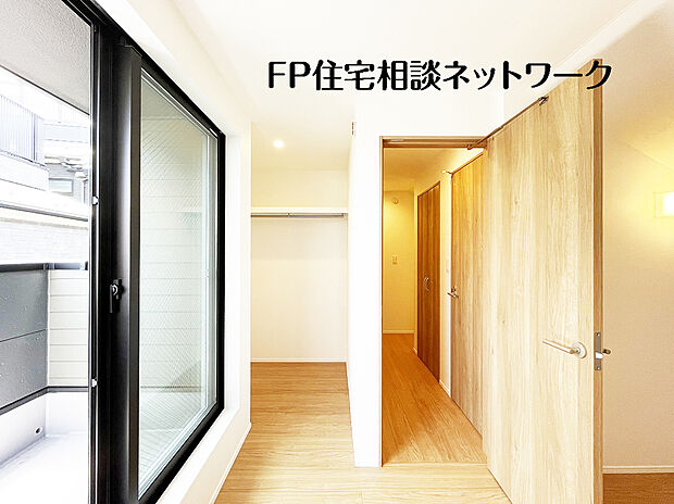 【ペアガラス】2枚のガラスの間に空気層が設けられたガラスです。断熱効果が高く、冷暖房の使用量を減らすことができます。結露が発生しにくいためサッシ周りのカビの予防にもなります。