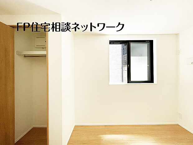 【2面採光・クローゼット付き】クローゼットの完備で収納スペースも十分。初めてのお子様にとっての「自分の部屋」。学習デスクやベッドの配置もラクラクです。