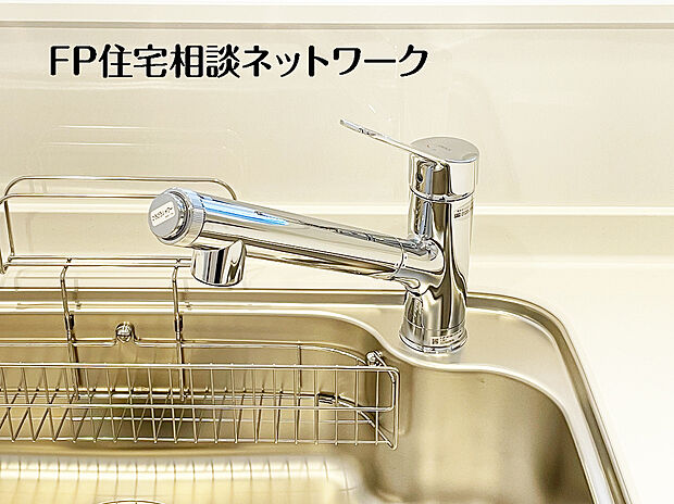 【浄水器内蔵一体型水栓】浄水器を内蔵したキッチン水栓。お米を研いだり、野菜を洗ったりするときなど用途に応じてワンタッチで浄水に切り替えが可能です。カートリッジ式なので、フィルターを簡単に交換する事が出来ます。