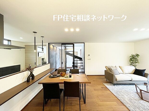 【21帖超えの広々LDK】21帖の広々LDK。導線もしっかりと取れているので、ダイニングテーブルやソファーなどの家具もしっかりと配置できます。ゆったりとした広さの空間でご家族だんらんの時間をお過ごしください。