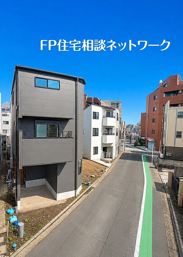 【【南東道路に面した陽だまりの立地】】前面は幅5.9mの南東道路。幹線道路から入った通りのため、交通量も少なく、静か。お子さまがいても安心の住環境です。