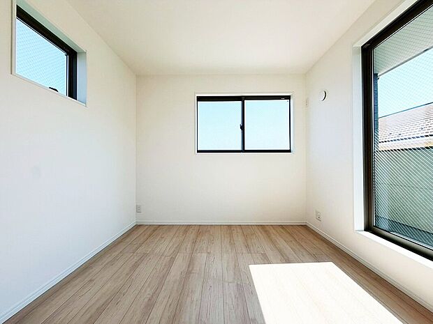 【3面採光の居室】3面採光でお部屋の隅々まで明るい印象の居室。バルコニーにも出られて、おひさまの光と爽やかな風をたっぷりと取り込めます。毎日の生活も自然と明るくなりそうです。

