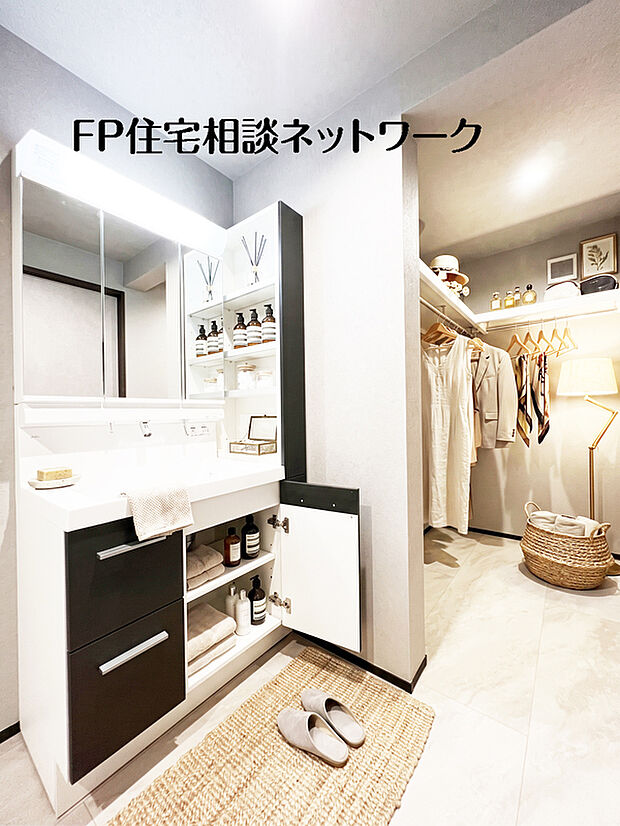 【~洗面室・洗面台~】鏡の裏に収納棚を確保した三面鏡を採用。化粧品や歯ブラシなどを機能的に収納。また、三面鏡の本当の利点は三枚の鏡を合わせることで、頭の側面や背面が見れること。