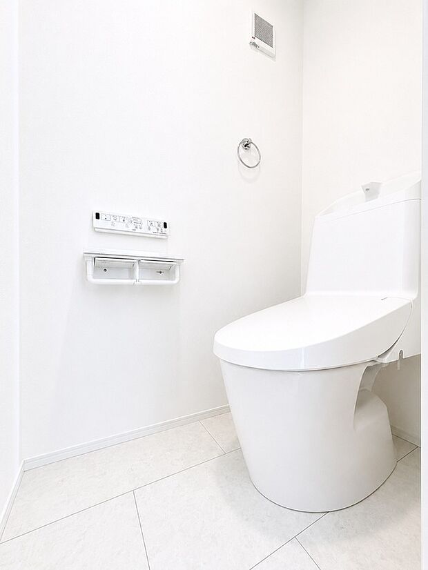 【ウォシュレット】ウォシュレット、暖房便座機能付のトイレです。従来型に比べ節水効果があり、お手入れもしやすいので、家計も家事の負担も軽減しやすいので、家計も家事の負担も軽減してくれます。