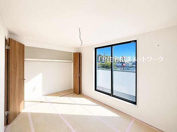 【バルコニーに面した明るい洋室】バルコニーに繋がり、お部屋の隅々まで明るい印象の居室。おひさまの光を、爽やかな風をたっぷりと取り込めます。居室内はいつも明るいので、毎日の生活も自然と明るくなりますね。
