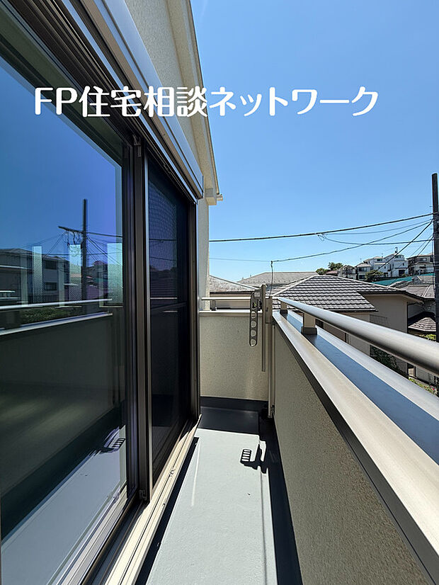 【ペアガラス】遮音性に効果のある複層ガラスを採用!騒音は空気を伝わる音で、ほとんどが窓から漏れているのです。1枚3ミリ程度のガラスが2枚になり、さらに空気層を挟めば効果あり!