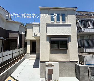 美しさと採光を兼ねた窓デザイン