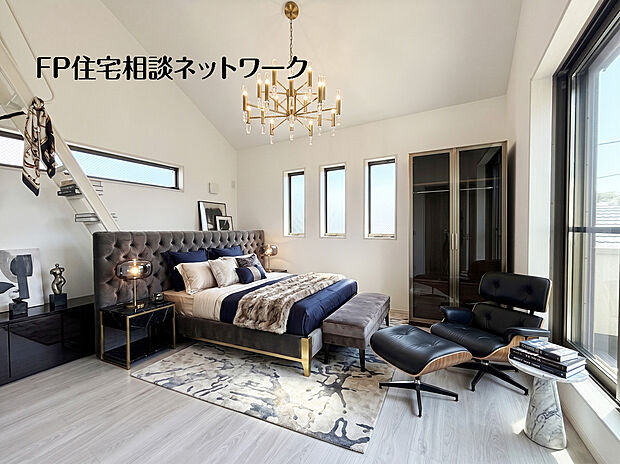 【光に満たされた、心地よい洋室】白を基調とした洗練されたデザインと、多面的な窓から差し込む光のコントラストが、心地よい時間を作り出します。本画像はAIがCGで家具作成しております。販売価格には含まれておりません。